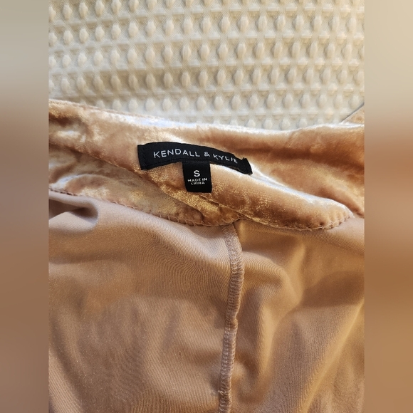 Kendall & Kylie Velvety Soft Pink Top/Sweater Size Small - Picture 4 of 8